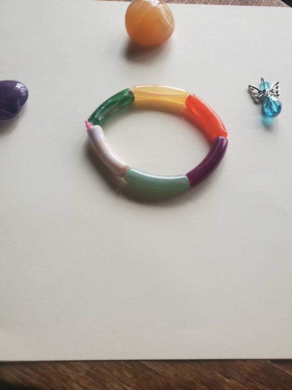 bracelet perles allongées multicolores magnétisées
