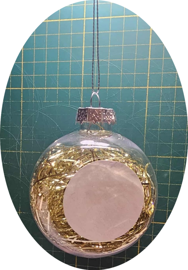 Kerstbal met gekleurde slingers