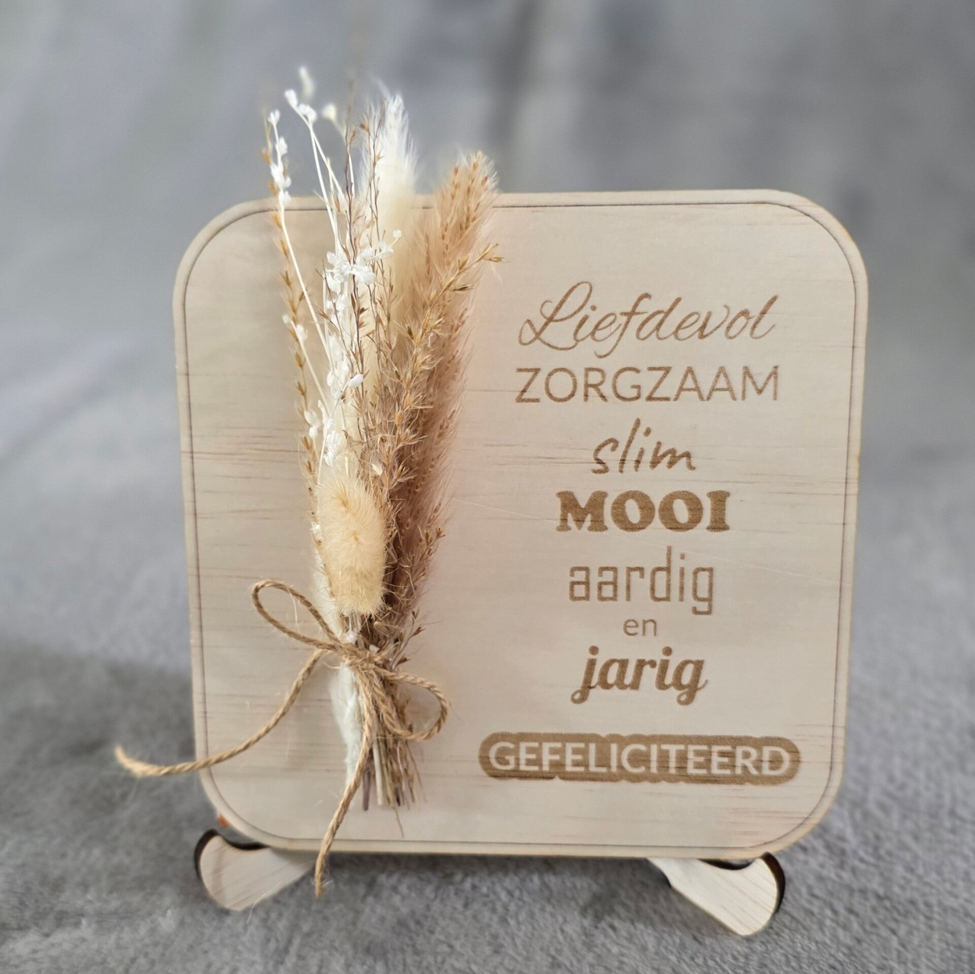 Houten kaart met droogbloemen