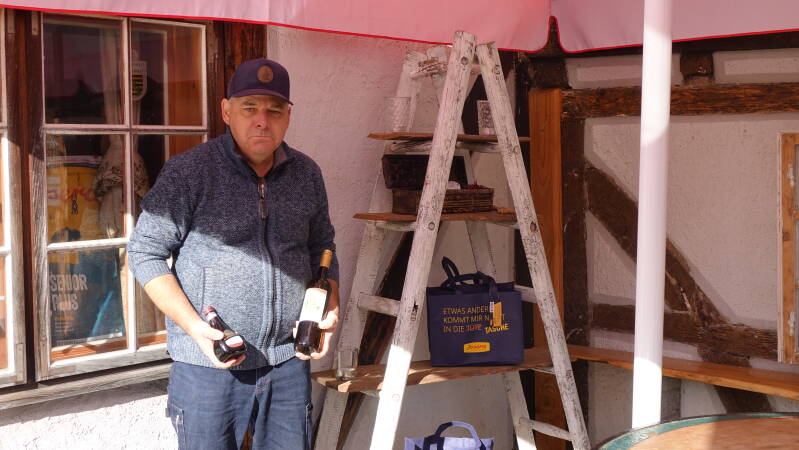 Andreas Taube mit Wein