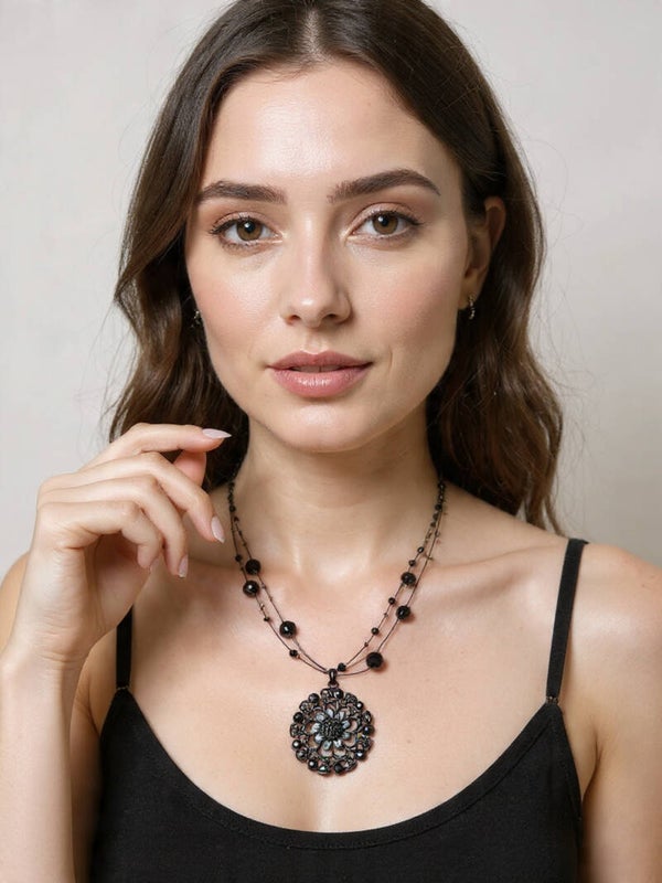 Victorian Style Black Necklace with flower pendant / Collar estilo victoriano