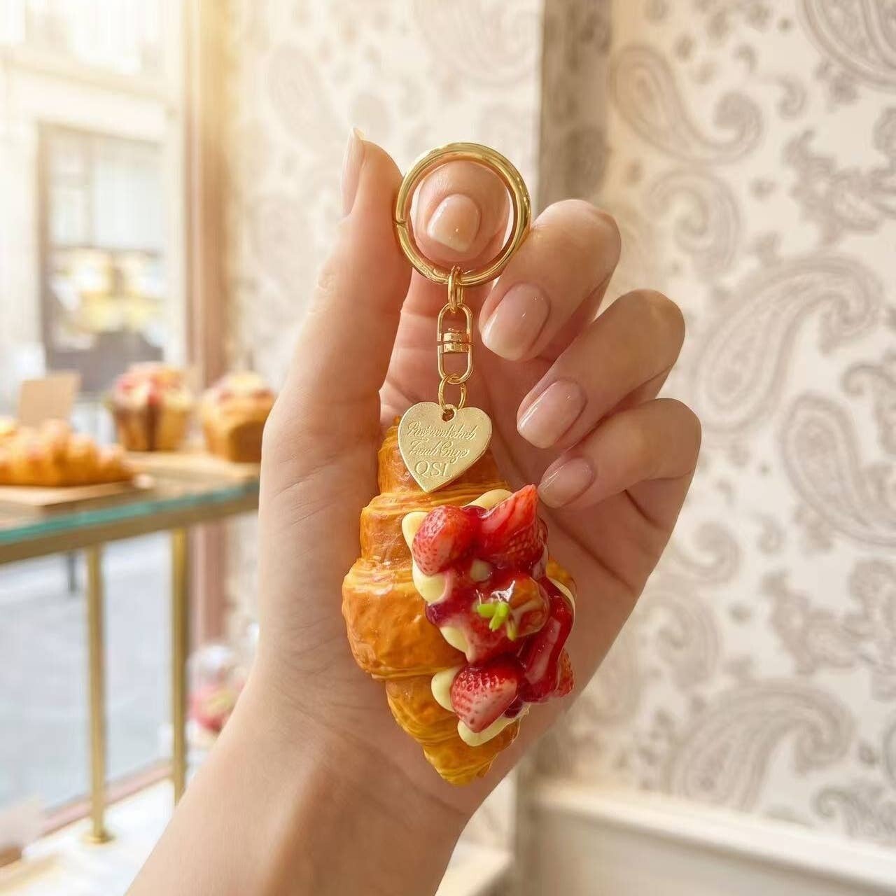 Porte clé / bijou de sac , croissant fraise .
