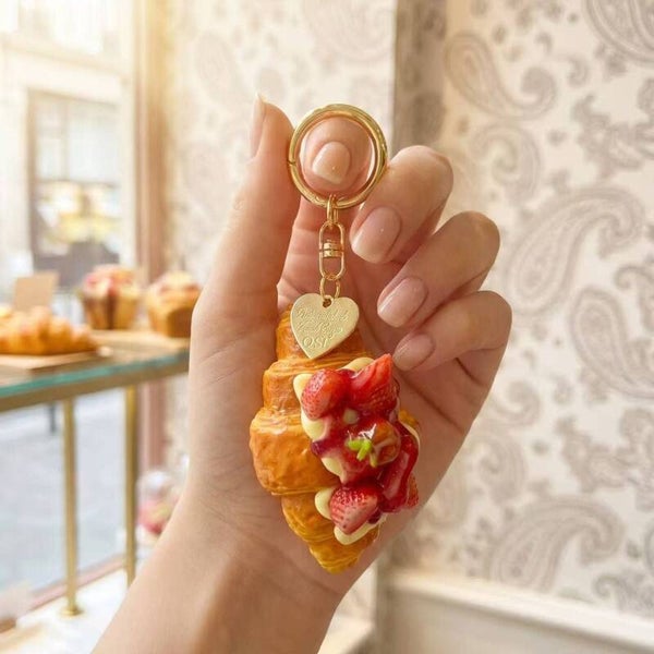 Porte clé / bijou de sac , croissant fraise .