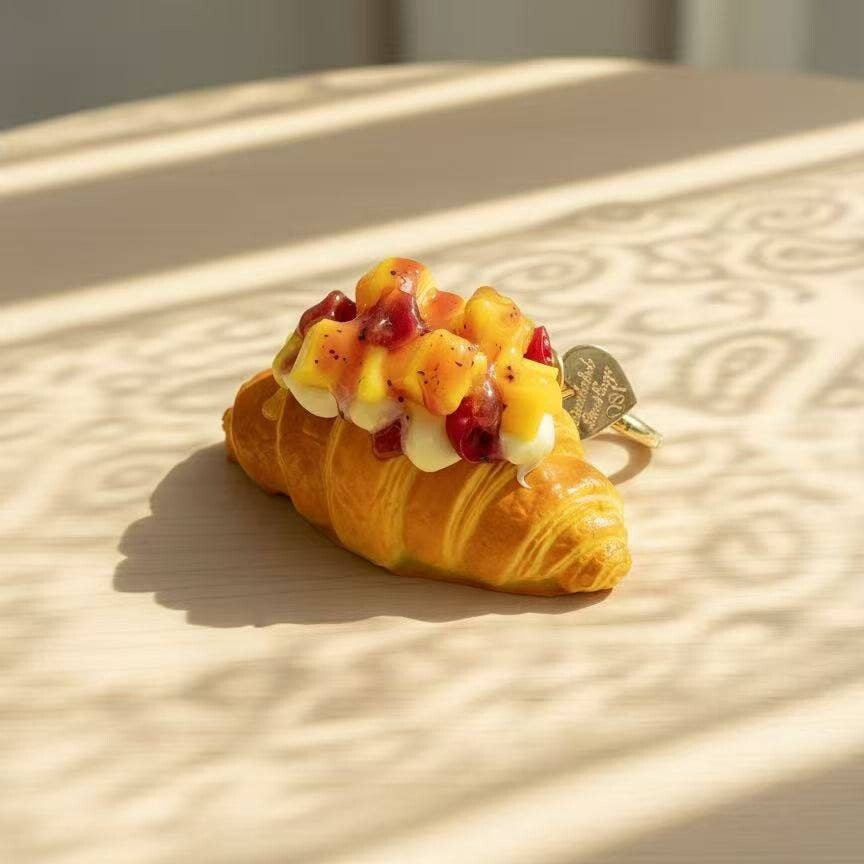 Porte clé / bijou de sac croissant mangue