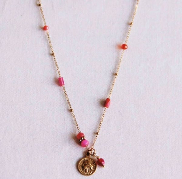 Fijne balletjes ketting met facetjes en muntje - roze/rood