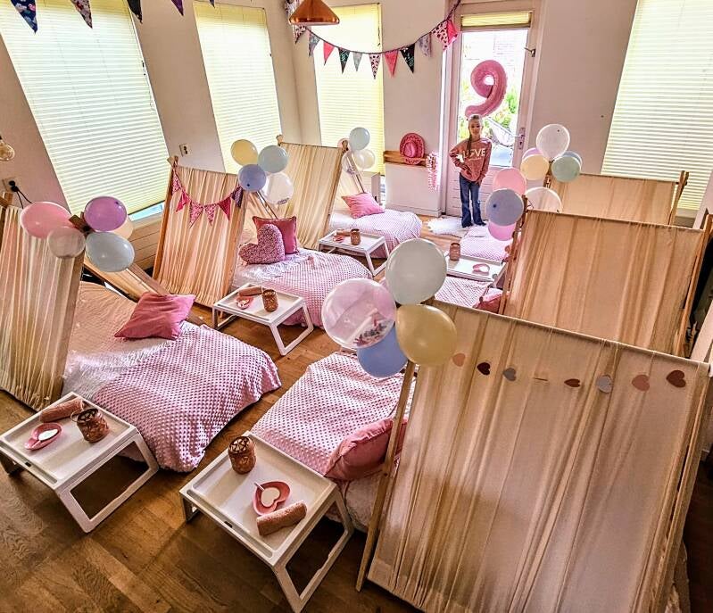 Spa Luxe slaapfeestje met witte en roze tentjes en beauty accessoir