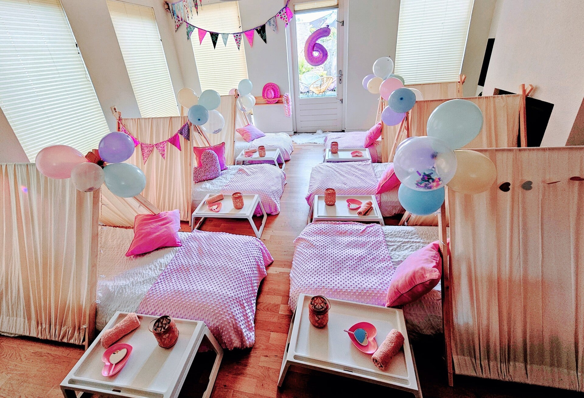 Meiden genieten van een spa slaapfeestje met maskertjes en badjassen