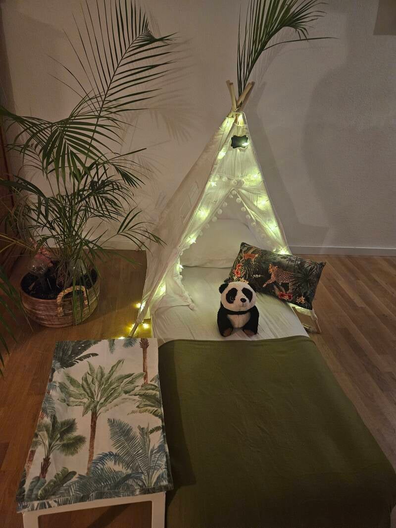 Avontuurlijk jungle thema met lichtslingers en palmbomen