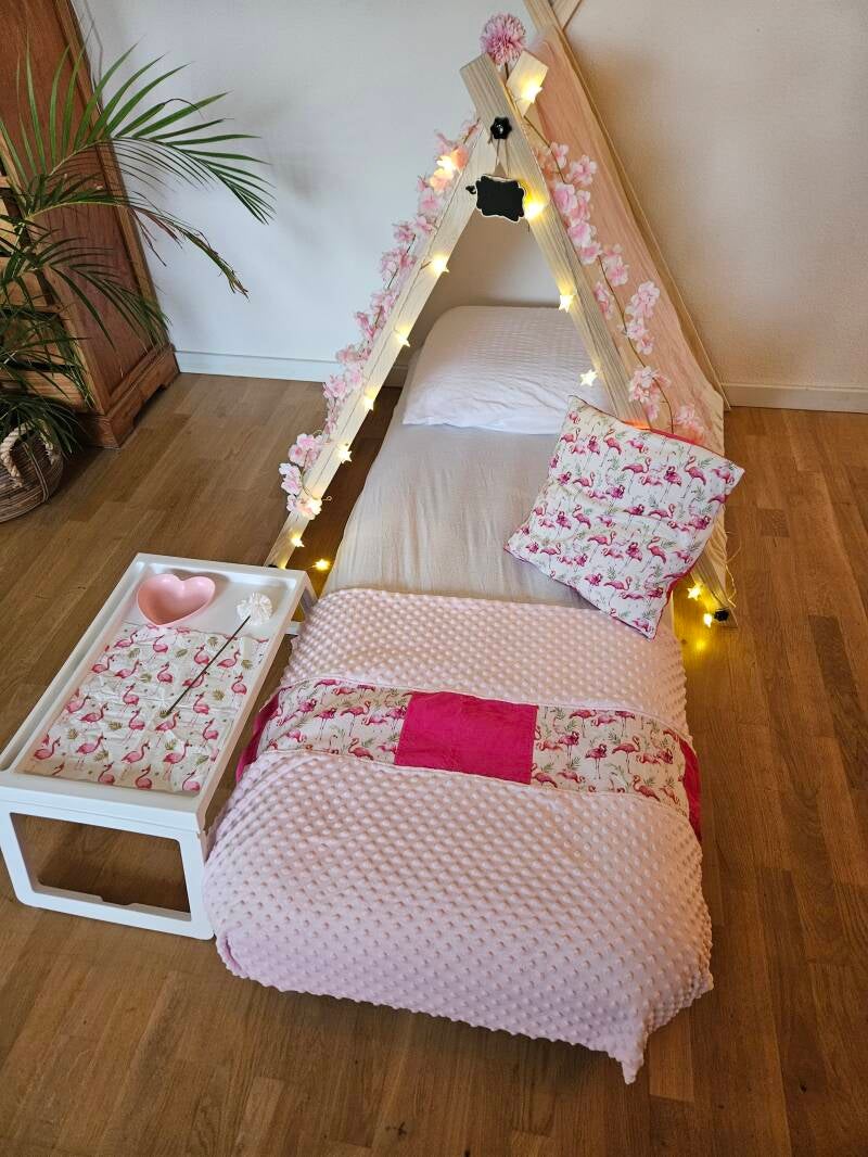 Kinderen slapen in flamingo slaapfeesttentjes met lichtjes en kussens
