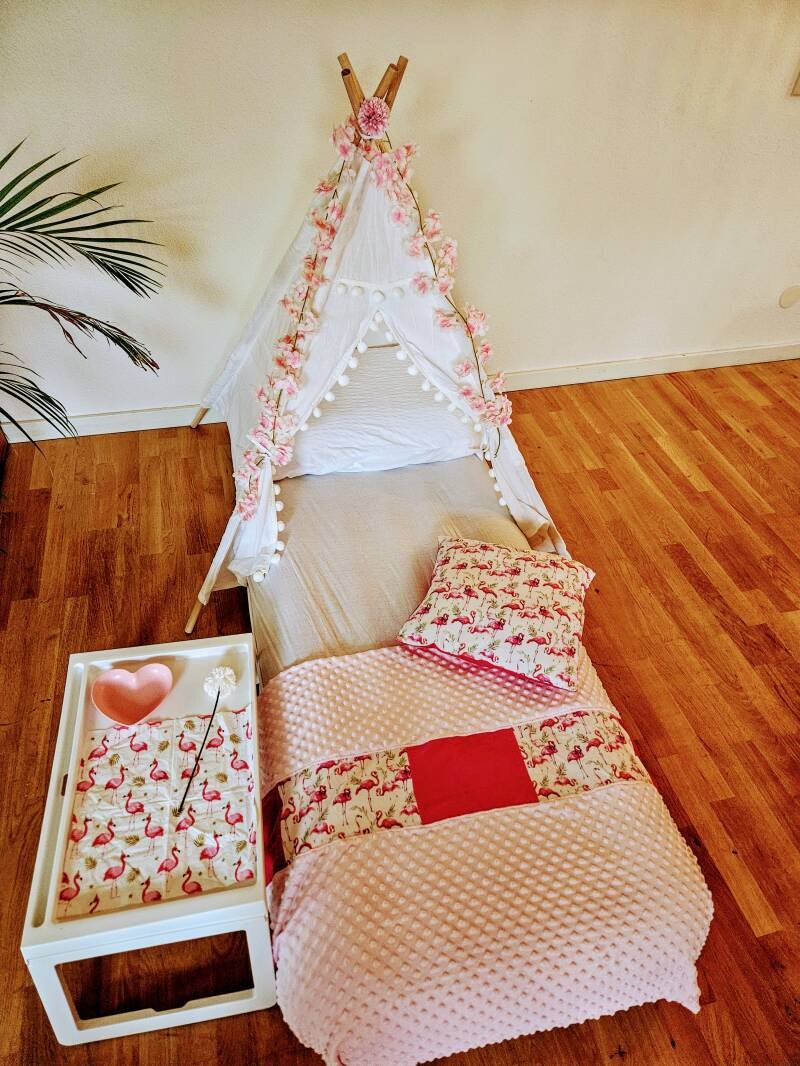 Roze flamingo themafeestje met zomerse sfeer