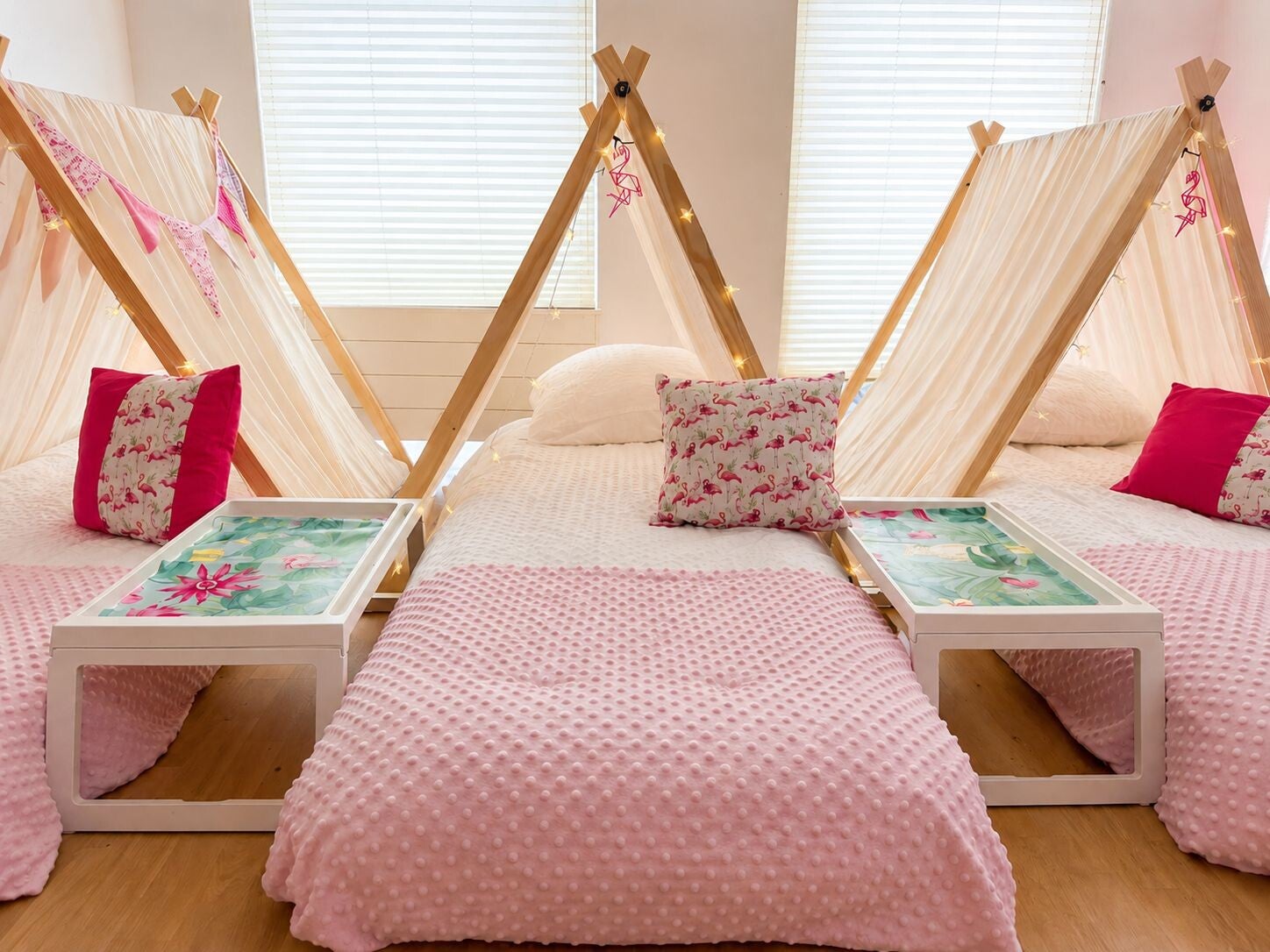 Roze flamingo themafeestje met zomerse sfeer