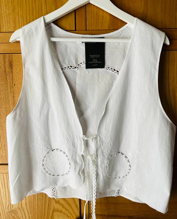 Gilet, handgeborduurd, maat XL