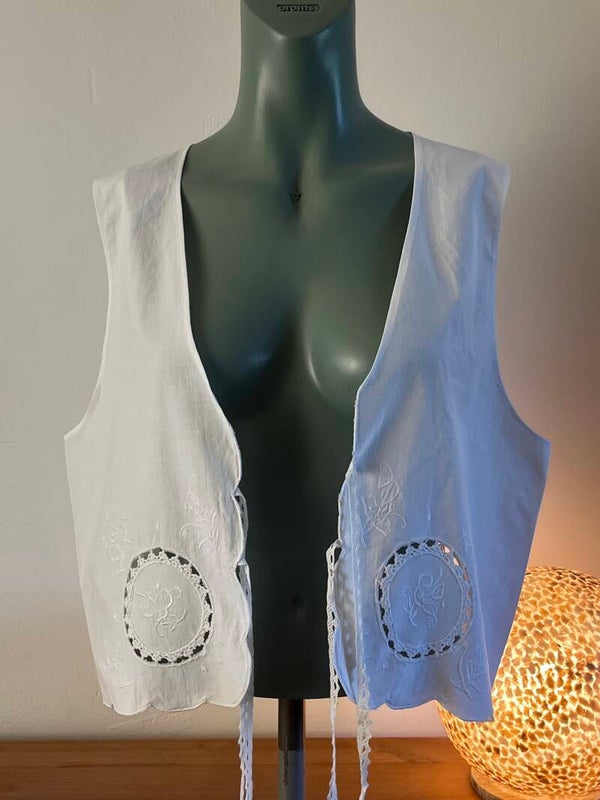 Gilet, handgeborduurd, maat XL