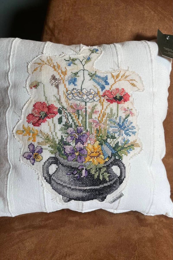 Kussen ‘ Veldboeket in zinken vaas’