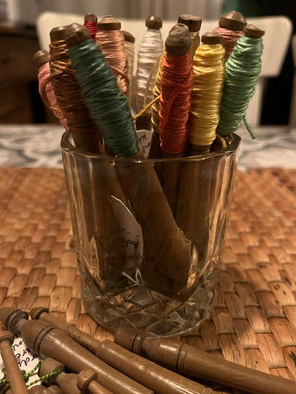 Antieke handgesneden houten klosjes met of zonder borduurgaren