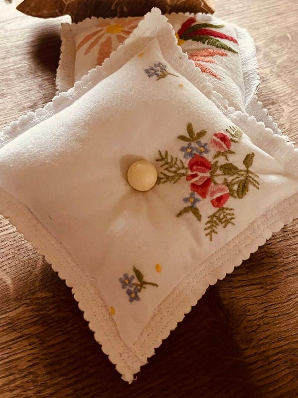 Speldenkussen van vintage borduurwerk maat L