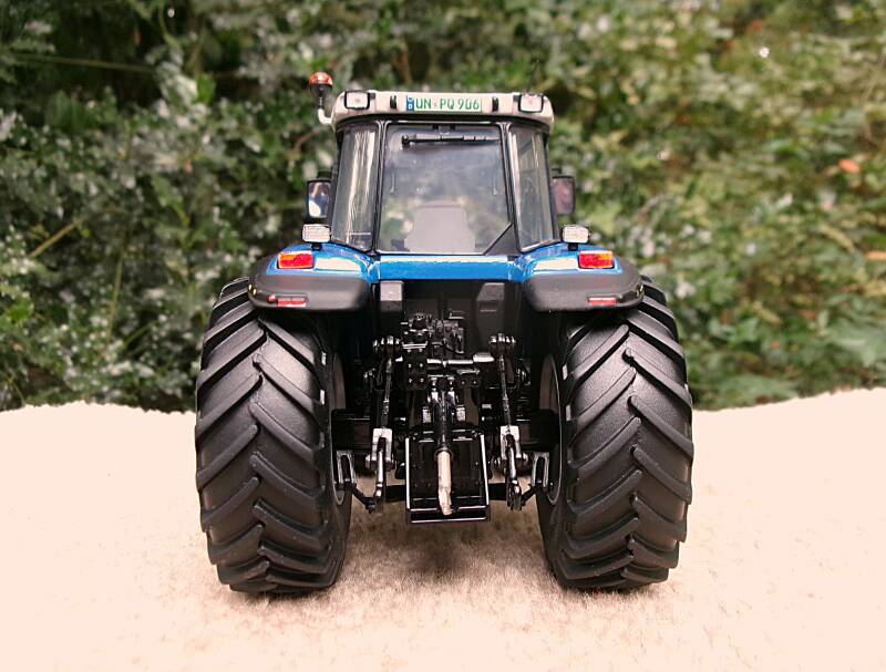 Massey-Ferguson 8260 Plogmaker 1:32