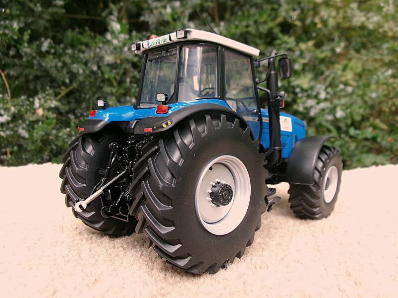 Massey-Ferguson 8260 Plogmaker 1:32