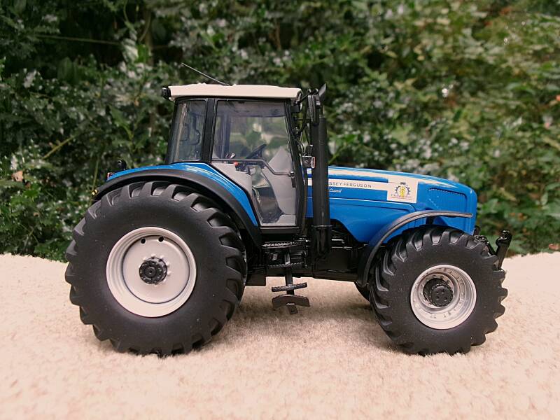 Massey-Ferguson 8260 Plogmaker 1:32