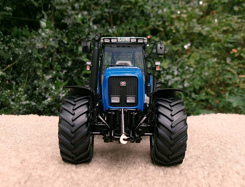 Massey-Ferguson 8260 Plogmaker 1:32
