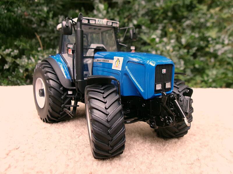 Massey-Ferguson 8260 Plogmaker 1:32
