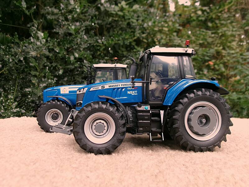 Massey-Ferguson 8260 & 7726 S Plogmaker 1:32