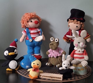 Circus cal, clown, krokeldil, directeur, pinguin, konijn, hoge hoed, balanceren, haken, haakpatroon