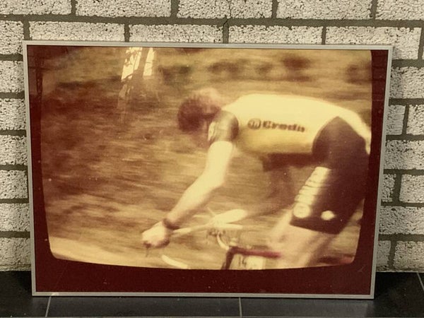 1393 - Leentje Linders - Alpe D' Huez IV wielrennen  ( 60 * 80 incl. lijst)