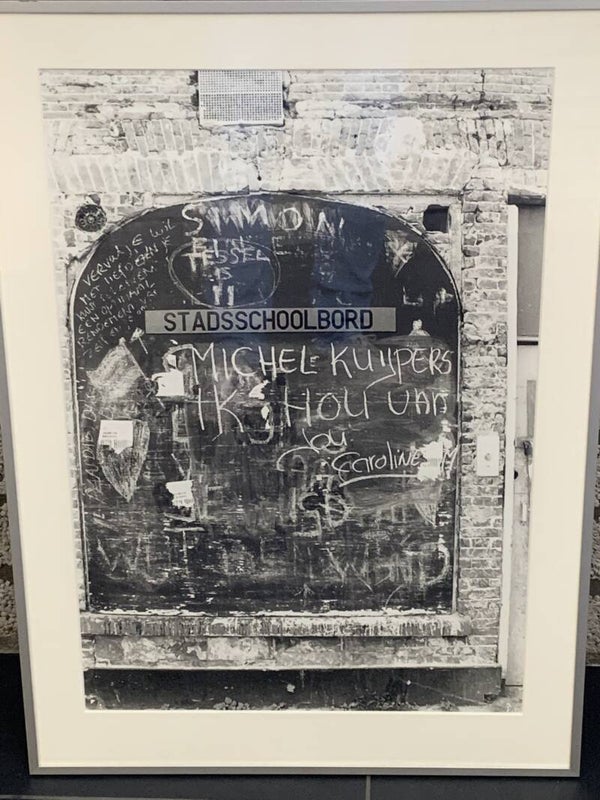 I10 - Onbekend -  foto stadsschoolbord ( 50 * 70 incl. lijst)