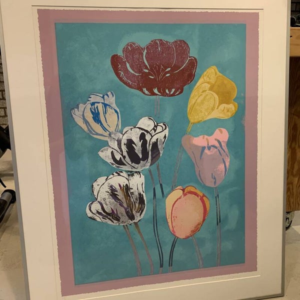0330 - Marjan Jaspers - Bloemen tegen blauwe achtergrond (90 * 110 incl lijst)