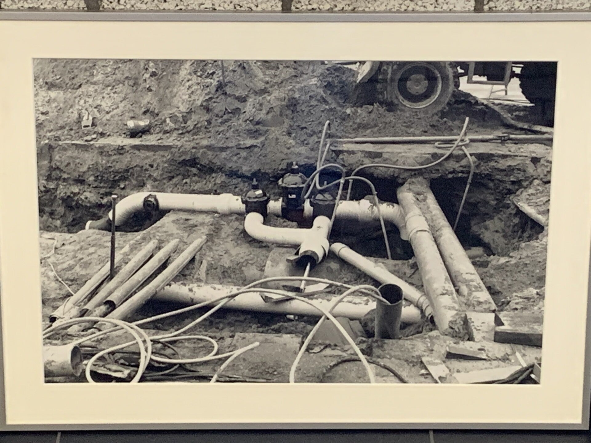 I16 - Onbekend -  foto gasleiding ( 50 * 70 incl. lijst)