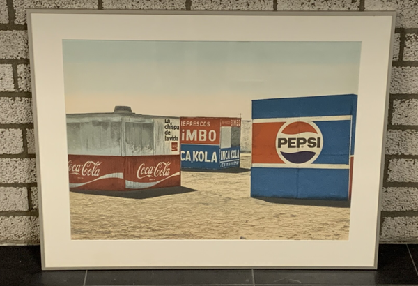 1070 - Victor Arnolds - Strand met Pepsi cola / Coca Cola ( 70 * 90 incl. lijst)