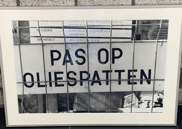 I09 - Onbekend -  foto Pas op Oliespatten ( 50 * 70 incl. lijst)