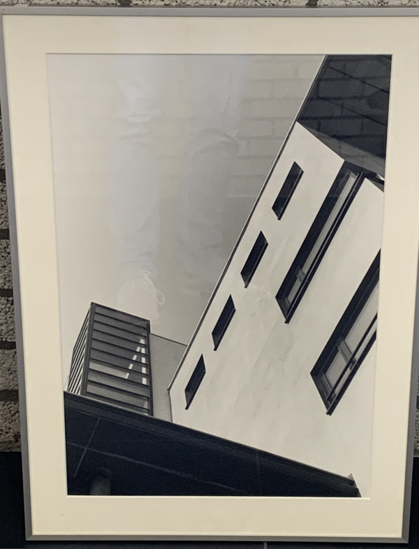 I14 - Onbekend -  foto gebouw ( 50 * 70 incl. lijst)