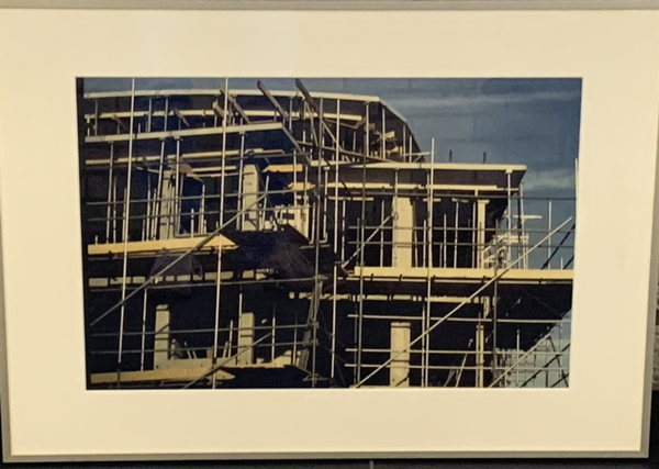 0379 - Onbekend -  foto gebouw in steigers ( 50 * 70 incl. lijst)