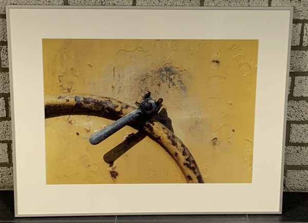 1101- Anda Broek - Sluiting ( 70 * 90 incl. lijst)