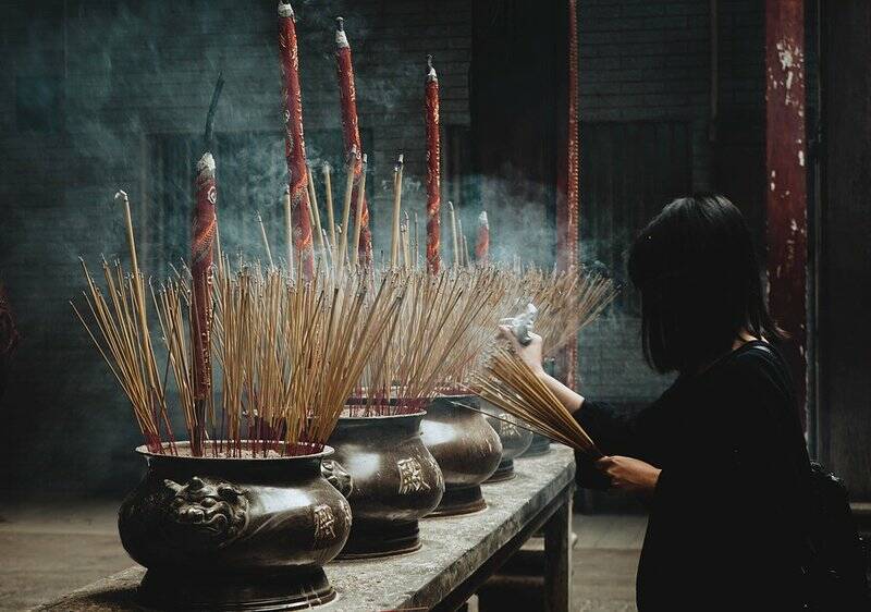 om intussen te kunnen werken om de trillingsfrequentie van het energielichaam omhoog te werken. We hebben allemaal de beschikkingsrecht over onze ziel, indringers zijn niet welkom en wij hebben allemaal de kracht om dit te stoppen. Immers tolereren we ook