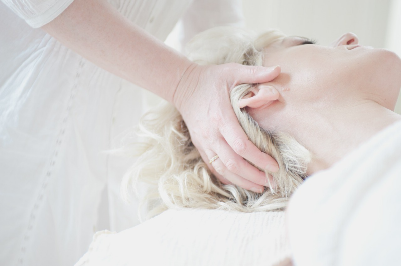 Middels reiki word energie aan het lichaam door gegeven waardoor allerlei helende processen in gang worden gezet. Reiki is ongrijpbaar, het is niet tastbaar of zichtbaar. Hooguit voelbaar.