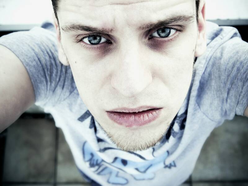 Agressie tot explosieve agressie. Apathie. Afgestompt voelen van gevoel en emoties. Bleek zien. Cynisme. Depressie. 