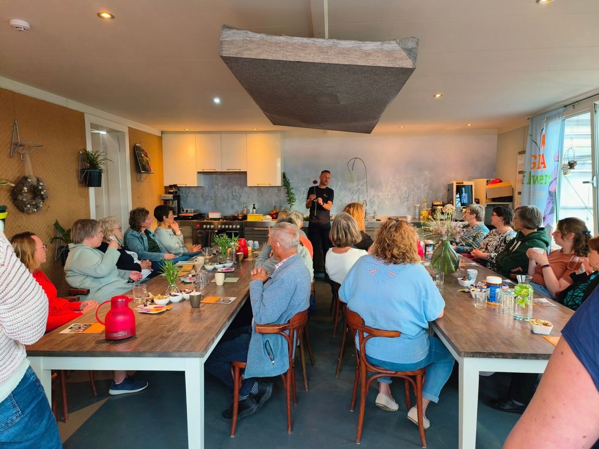 workshop bloementaartje maken  seizoens bloemen zo opmaken dat het een taartje lijkt heel erg gezellig