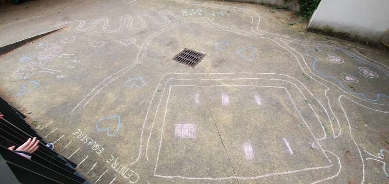 La cour de l'école décorée à la craie.