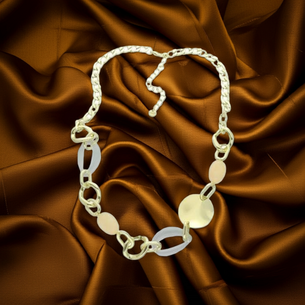 Elegancki naszyjnik z żywicy i metalu antyalergicznego.