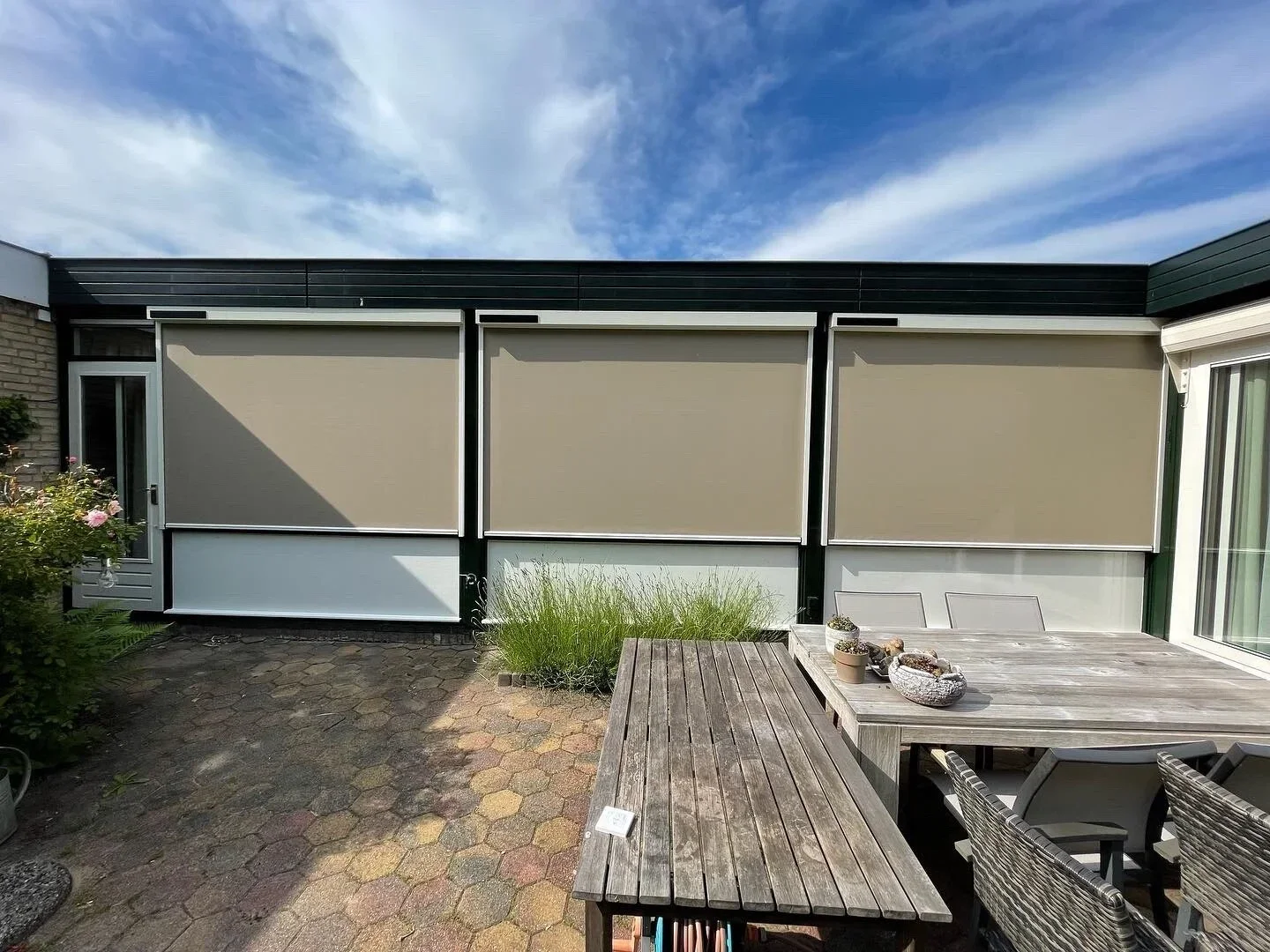 Deze ritsscreens op zonne energie mogen monteren met Somfy rs100 solar motoren deze hebben wij op een bungalo in breukelen mogen monteren prchtig resultaat en er komt geen kabel aan te pas