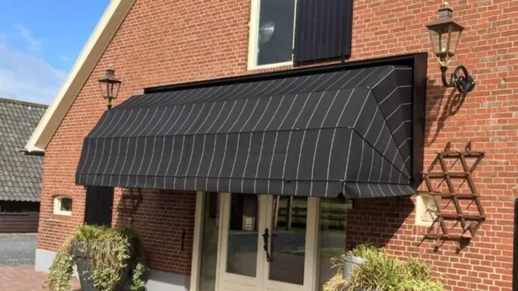 Markiezen hebben een luxe en nostalgische uitstraling Niet alleen is de markies een verfraaiing voor de klassieke gevel, ook op een moderne gevel komt ze goed tot haar recht. Door de dichte zijkanten zijn ze ongevoelig voor zijdelingse lichtinval. Stel