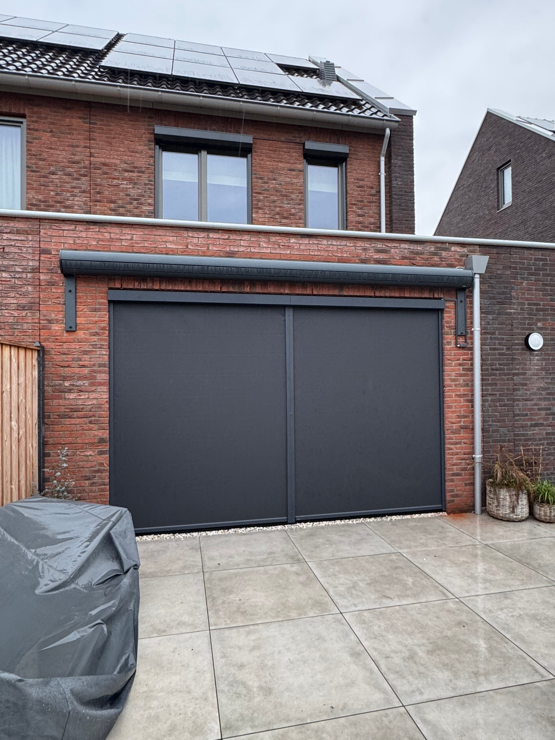 Voor deze woning in Hoef en Haag hebben wij een complete zonwering oplossing mogen realiseren. Door het plaatsen van rolluiken rondom de woning, een knikarmscherm voor het terras en ritsscreens aan de gevel, ontstaat een perfecte combinatie van comfort,