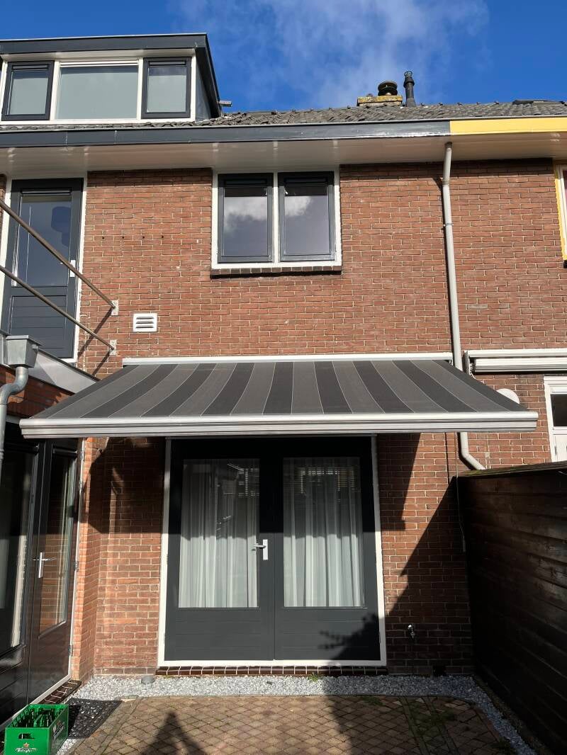 Bent u de kleuren van uw zonnescherm doek of screen na 10 15 jaar zat of is door de jaren heen het doek echt opgeraakt? In sommige gevallen is uw zonwering nog in zo’n goede staat dat we uw scherm of andere zonwering een tweede leven kunnen geven door een