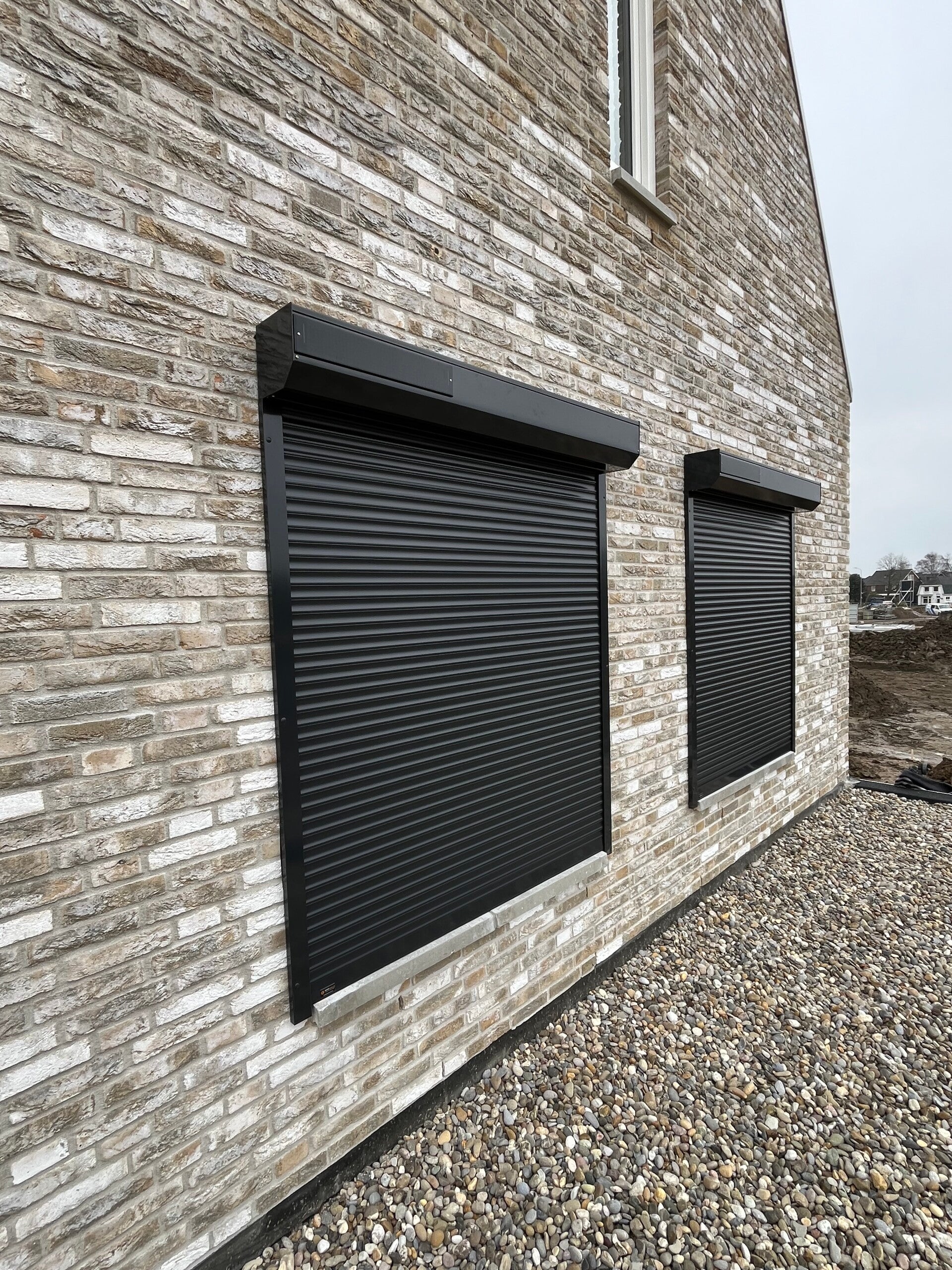 Rolluiken hebben een hoge isolatiewaarde, doordat de lamellen zijn gevuld met PUR schuim. Tijdens koude dagen houden de rolluiken zoveel warmte vast, dat u dit zelfs merkt in de hoogte van uw energierekening. Het warmteverlies ‘s-nachts kan namelijk wel t