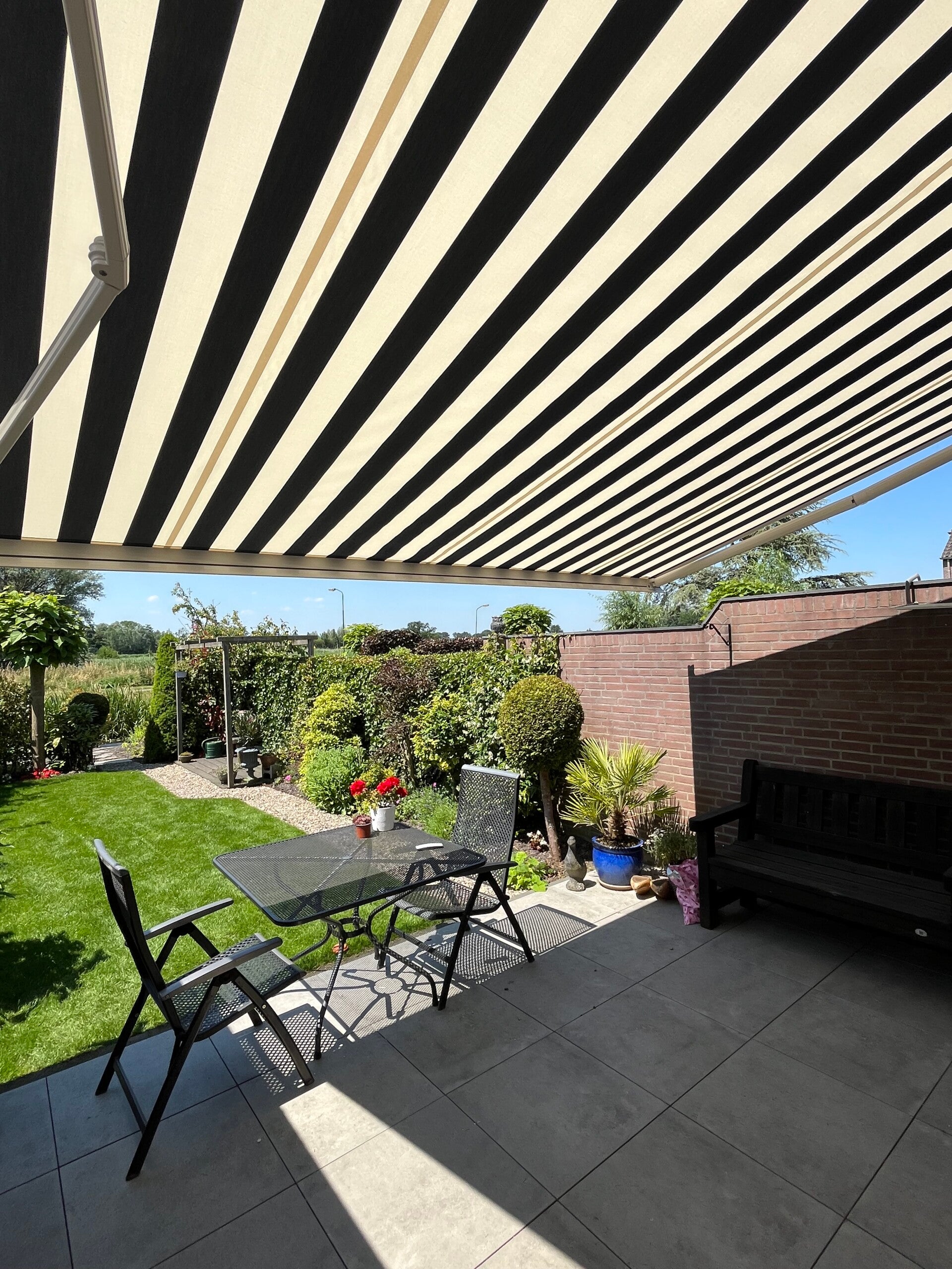 Met een knikarmscherm geniet u van uw terras of tuin zonder dat u daarbij gehinderd wordt door het felle zonlicht en bijbehorende warmte. Knikarmschermen behoren tot de overkoepelende term zonneschermen en worden gekenmerkt door het vrijwel horizontaal ge