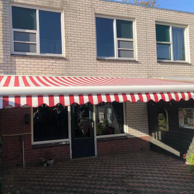 Het vervangen van het doek van een zonnescherm biedt verschillende voordelen, vooral vanuit het oogpunt van duurzaamheid:  	1.	Verlenging van de levensduur: Door alleen het doek te vervangen in plaats van het hele zonnescherm, kun je de levensduur van het