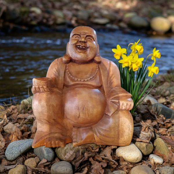 Houten beeld van een lachende boeddha